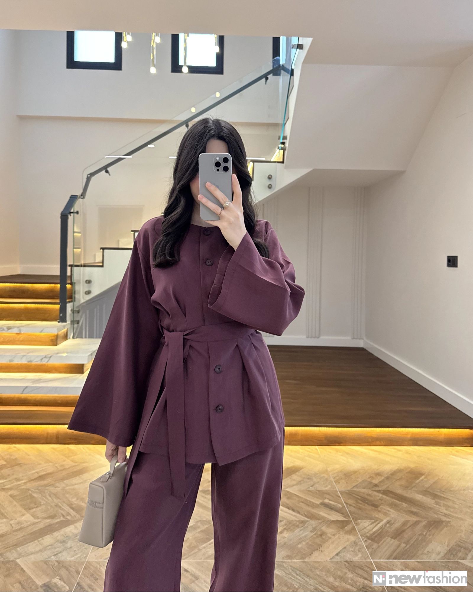 أنسومبل نسائي راقٍ من قطعتين مع حزام للخصر وأكمام واسعة لإطلالة محتشمة وعصرية